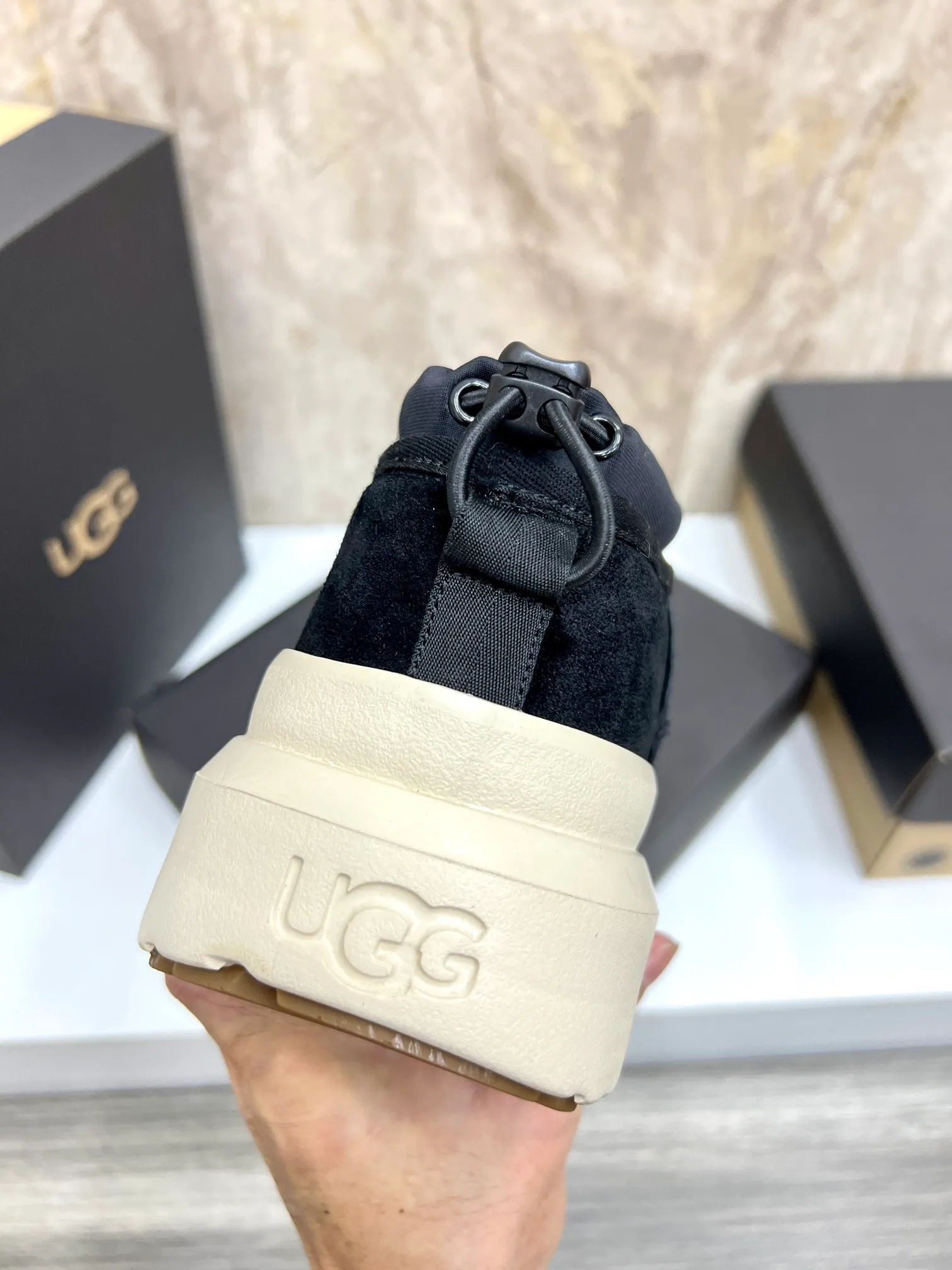 Men's men's shoes💰: 💰540💰Couple model👫 UGG Tasman Weather Hybrid one-second snow boots👢 Wang Yibo's same 👏 classic Tasman shoe is designed with environmentally friendly waterproof and snowproof material, which is both fashionable and functional. At the same time, it is paired with the new UGG Keen furry color-blocked jacket. Bright orange and maroon collide to create a new light outdoor style and open up a new travel experience in early autumn! Using the best materials, the 17mm fur-integrated surface is warmer and more breathable, and the outsole is upgraded to a lightweight and wear-resistant light wing technology outsole! Size: Women’s size 35-40 / Men’s size 38–44 (45 customized) Official website color